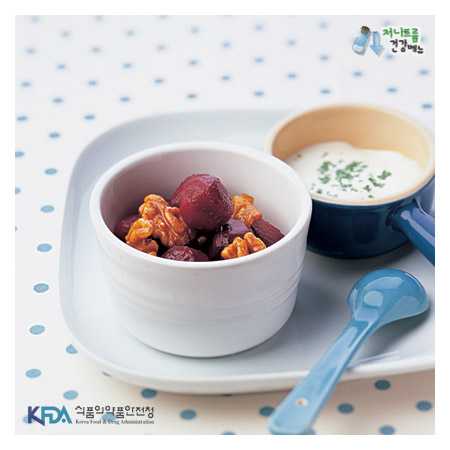 완성된 “비트와 호두 요리”