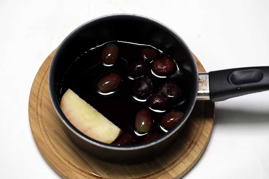 4. 냄비에 포도주스와 설탕, 준비한 과일을 넣고 약한불에서 끓인다.