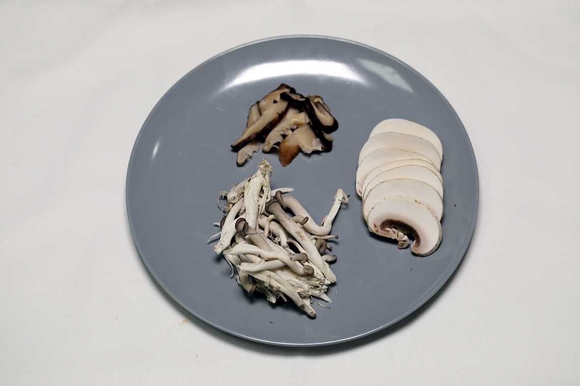 1. 양송이버섯과 표고버섯은 얇게 썰고 애느타리버섯은 잘게 찢어 놓는다.