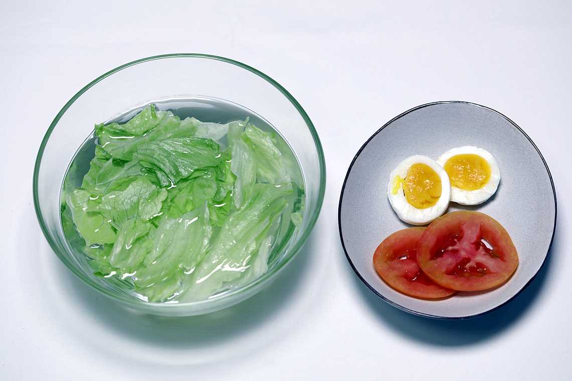 2. 양상추는 뜯어서 찬물에 담가 두고 토마토는 얇게 슬라이스 하고 달걀도 삶아 egg slicer로 자른다.