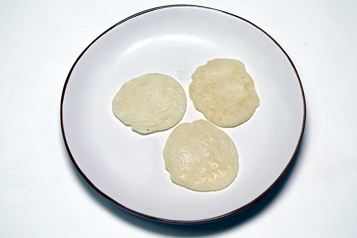 4. 팬에 기름을 두르고 반죽을 한 스푼씩 떠 넣어 동그랗게 부친다.