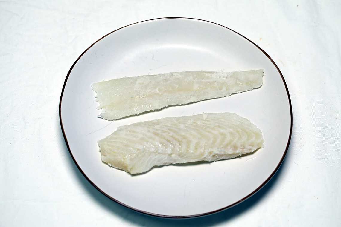 1. 대구살에 소금, 흰후추를 뿌려 밑간 한 뒤 찹쌀가루를 가볍게 묻힌다. (a)