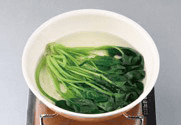 2. 달걀은 황백지단을 부쳐서 다이아몬드 모양
으로 잘라준다.