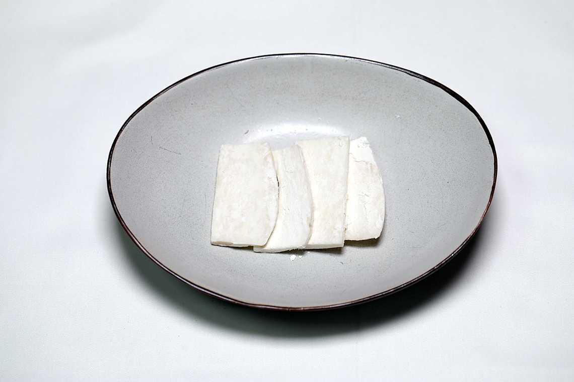 3. 새송이버섯은 폭 1.5cm, 길이 6cm로 썰어 밀가루를 묻힌다.