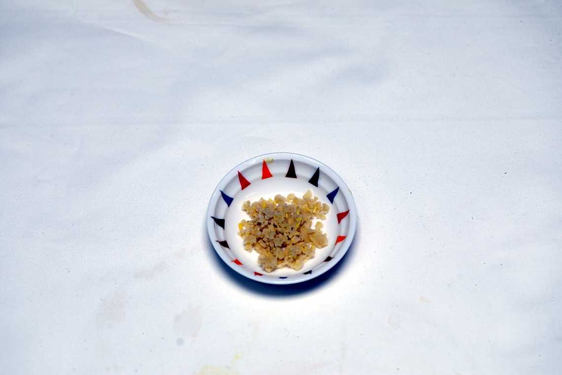 3. 잣은 고깔을 떼고 겉면을 깨끗하게 닦은 뒤 가루를 만든다.