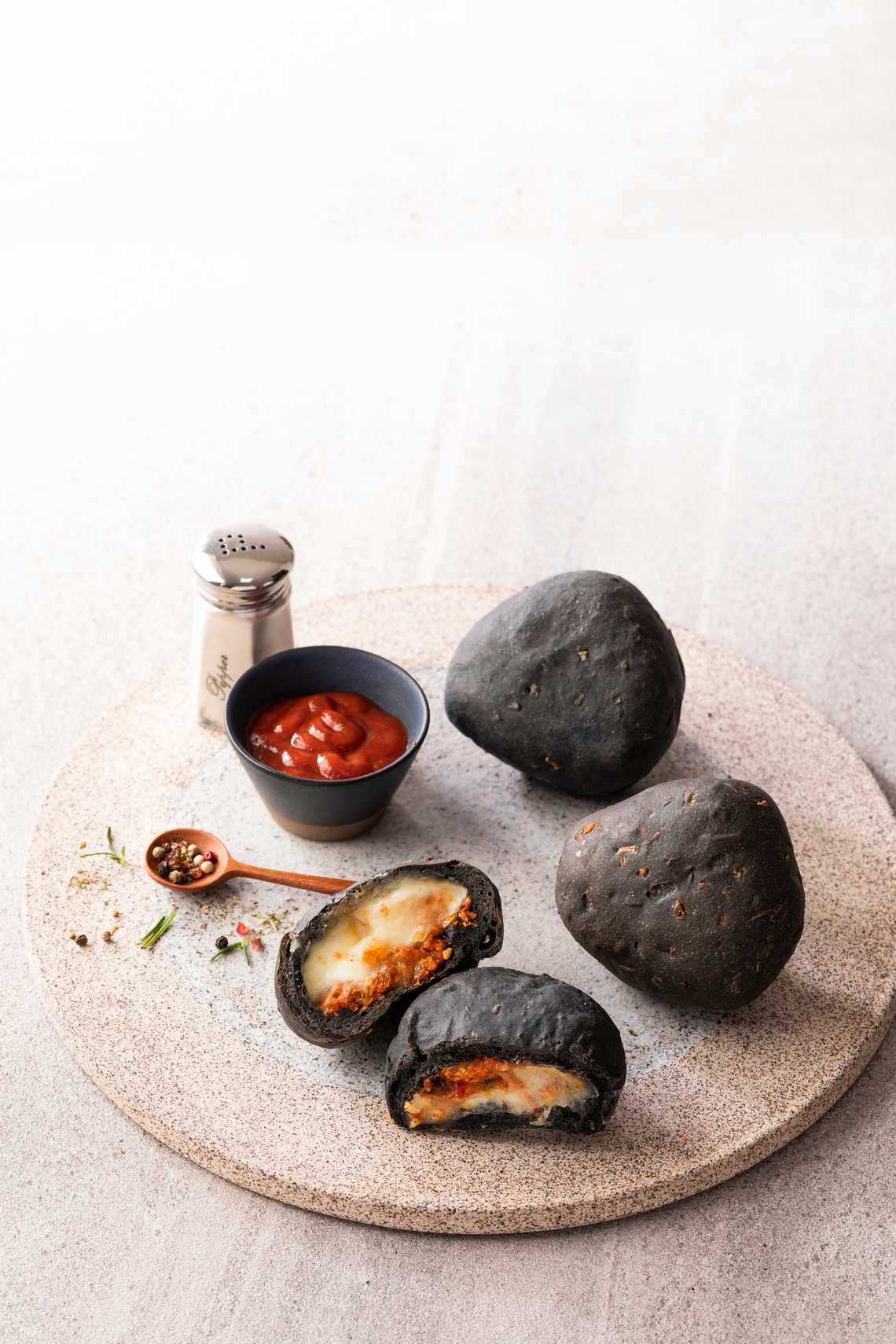 완성된 “삼각김밥 빵”