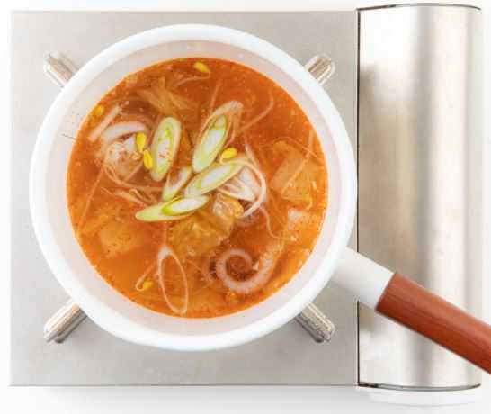 6. 대파를 얹어 마무리한다.