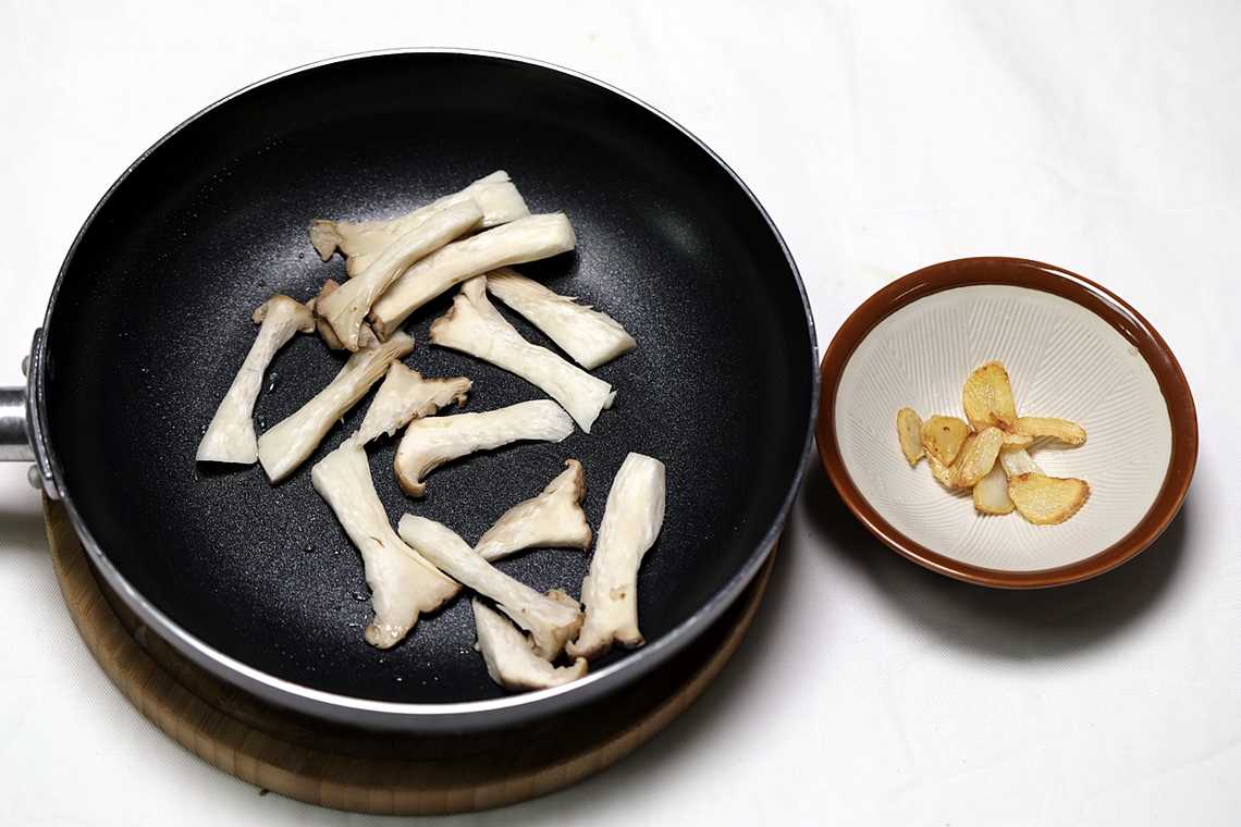 3. 팬에 기름을 두르고 마늘을 볶아 향을 낸 뒤 마늘은 따로 건져두고 버섯을 굽는다. (c)