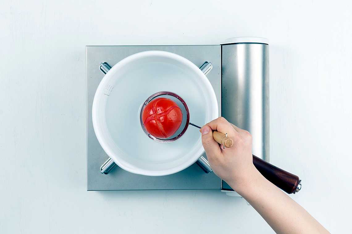 3. 냄비에 물을 끓여 토마토를 5분 정도 익힌다.