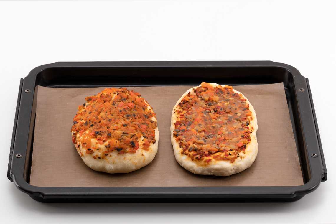 5. 반죽 위에 만들어 놓은 토마토 소스를 바르고 스팀 160℃/230℃에서 13분간 굽는다.