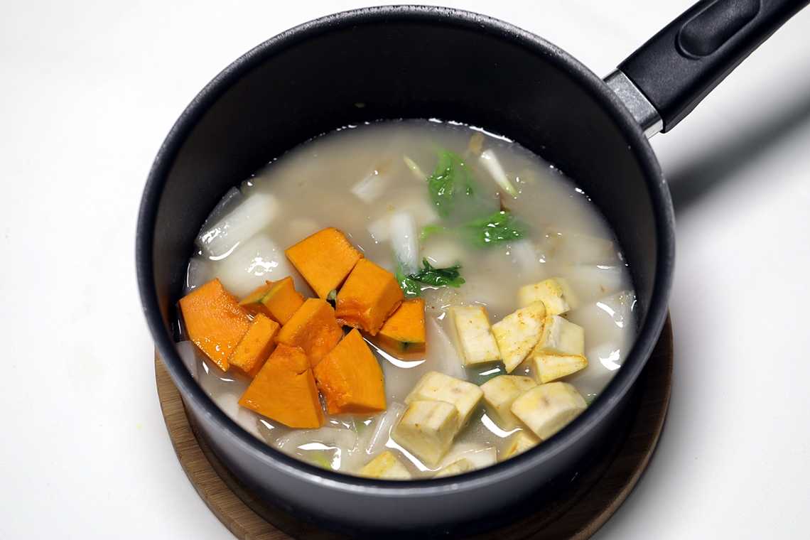 3. 2에 단호박, 고구마를 넣고 단호박이 부드러워질 때까지 약한불로 끓인다.