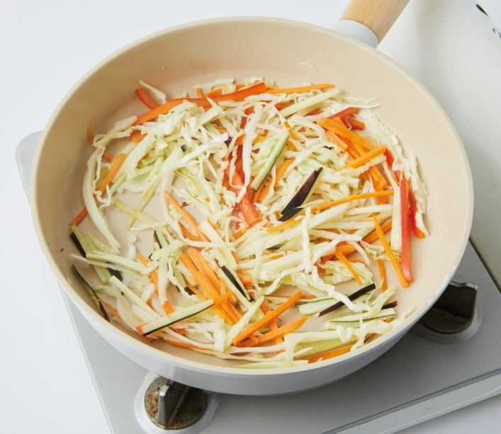 3. 중간 불로 달군 팬에 식용유(20㎖)를 두른 뒤 채 썬 가지, 양배추, 파프리카, 당근을 2분간 볶아 꺼낸다.