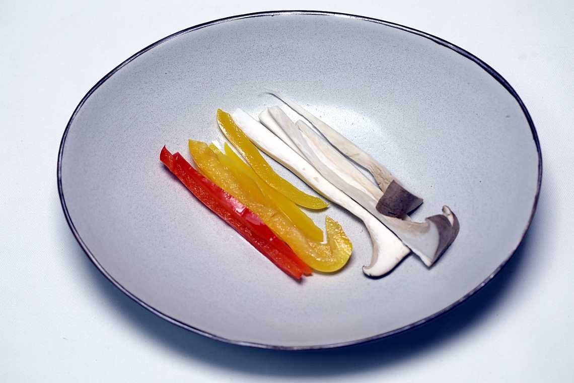 1. 새송이버섯과 파프리카는 가늘게 채썬다.