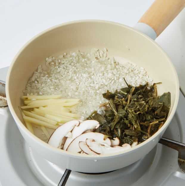 3. 냄비에 불린 쌀, 채 썬 감자와 표고버섯, 불린 곤드레나물, 물(20㎖)을 넣어 센 불로 5분 30초간 끓인다.