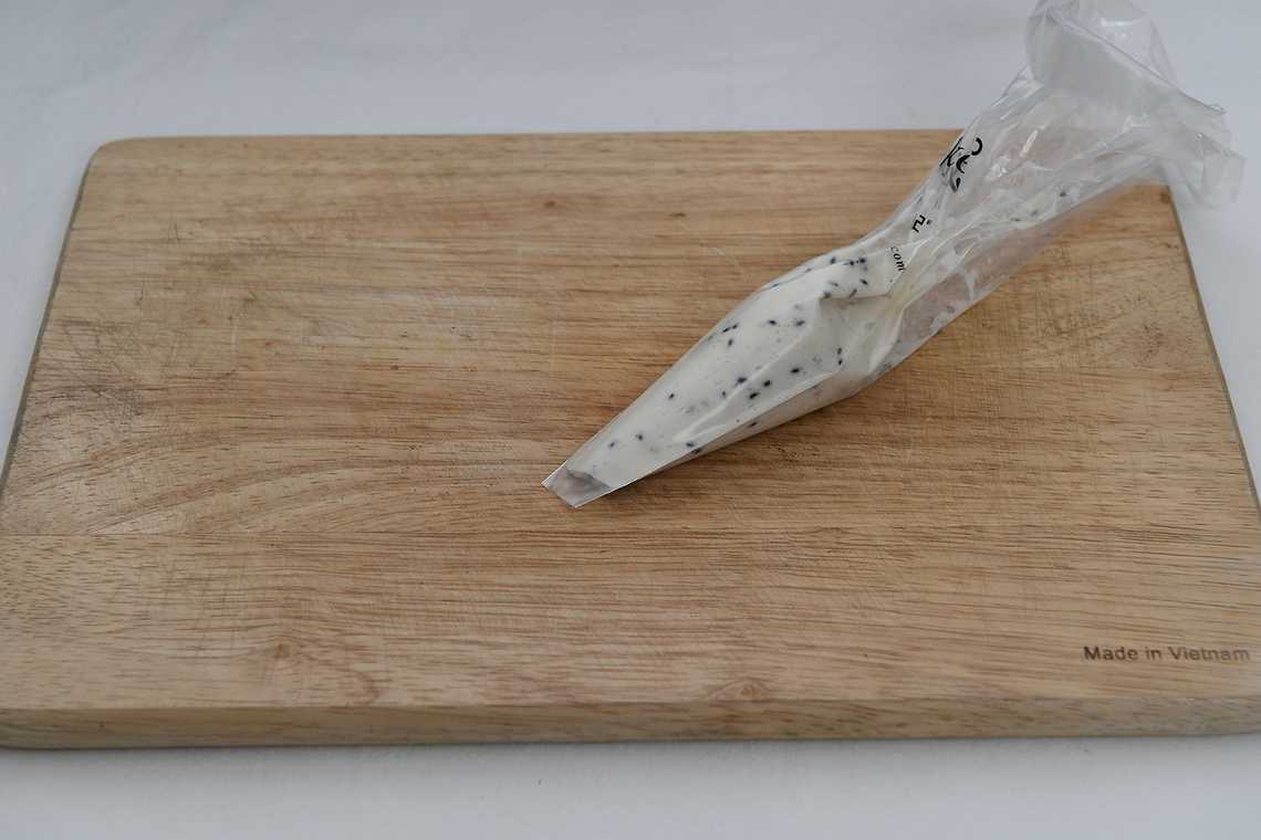 5. 짤주머니에 반죽을 넣고 15cm
길이로 팬에 짠다.