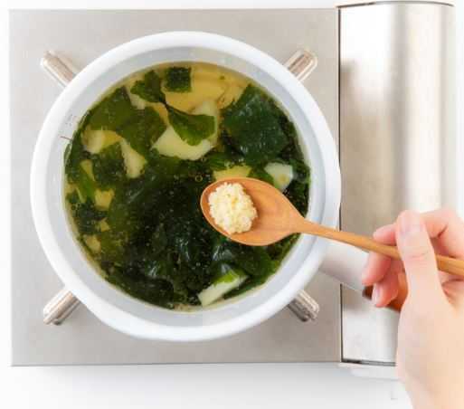 6. 다진마늘을 넣고 한소끔 더 끓여서 완성한다.