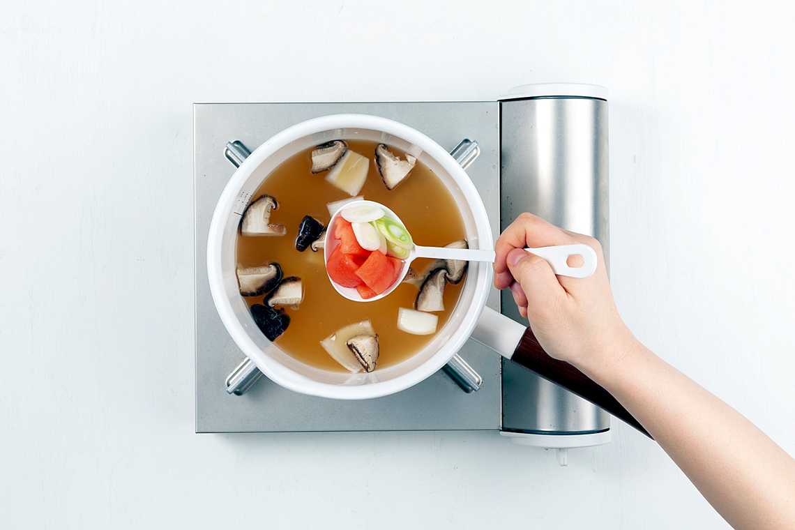 6. 토마토와 대파를 넣는다.