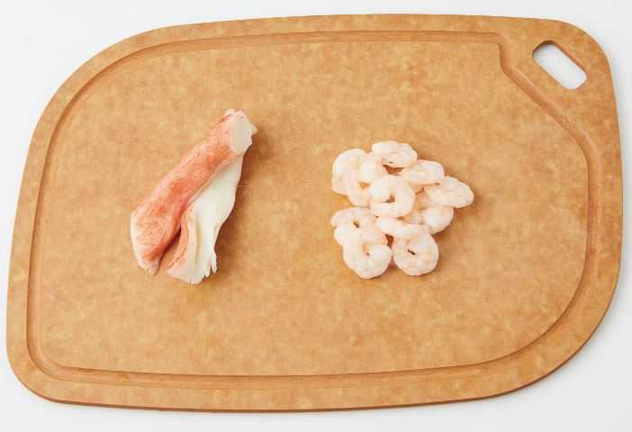 1. 크래비는 꼭 짜 물기를 제거하고, 새우살은 끓는 물에 1분간 데쳐 건진다.