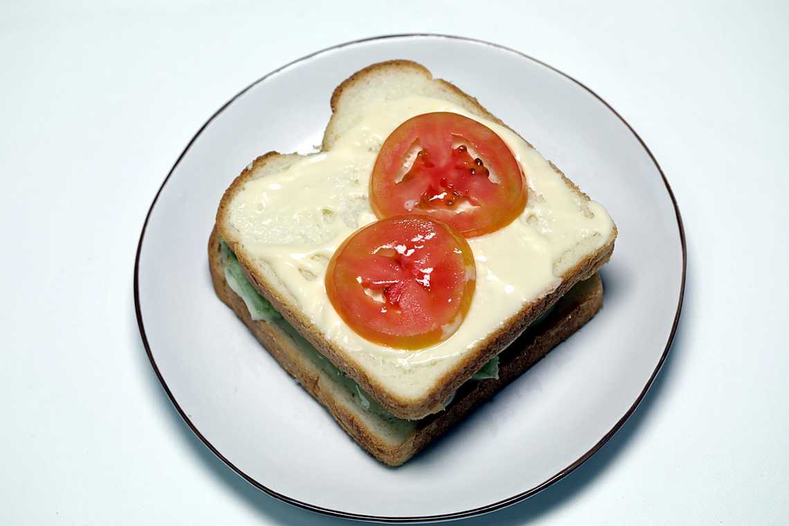 4. 식빵 한 면에 마요네즈를 바른 뒤 양상추, 베이컨, 토마토를 얹고 다시 식빵 양면에 마요네즈를 바르고 토마토 위에 얹는다.