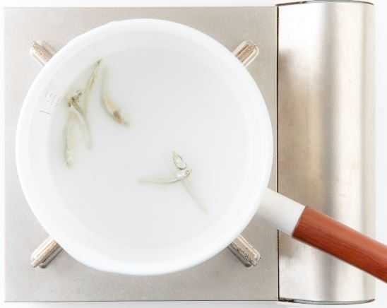 1. 쌀뜨물과 국멸치로 육수를 우리고 멸치를 건져낸다.