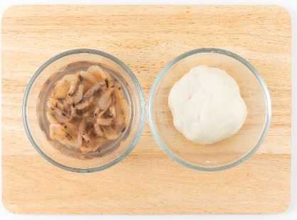 2. 새뱅이는 불순문을 제거하여 세척하고, 밀가루에 물을 넣어 손수제비 반죽을 한다.