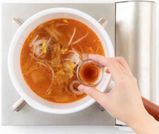 5. 콩나물을 넣고 국간장으로 간을 하여 끓인다.