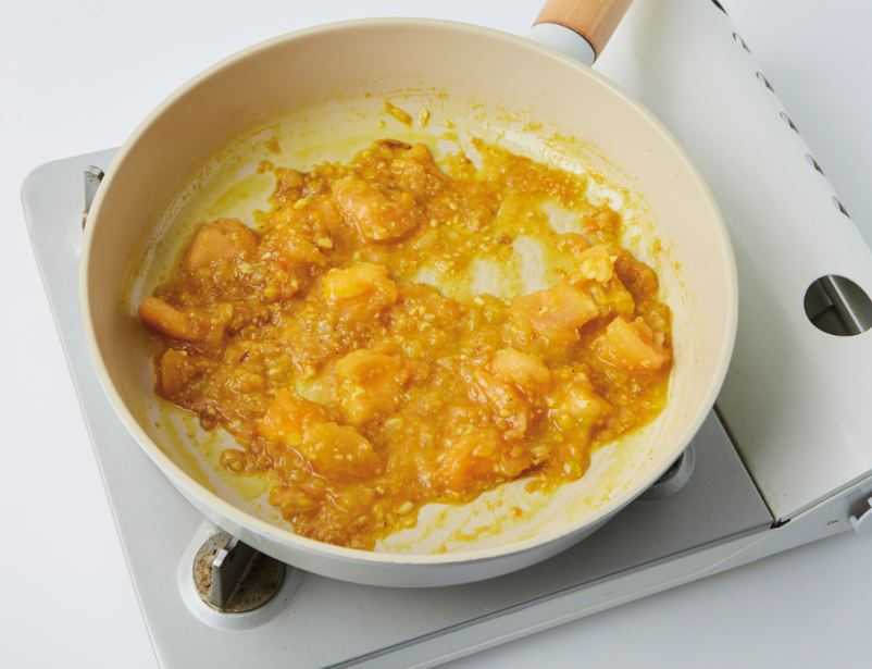 4. 중간 불로 달군 팬에 올리브유(10g)를 두른 뒤 다진 양파와 올리고당, 다진 마늘, 카레가루를 넣어 2분간 볶다가 손질한 토마토를 넣고 으깨듯 볶는다.