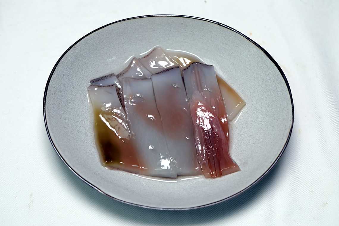 3. 오징어를 1cm x 5cm 크기로 썬다.