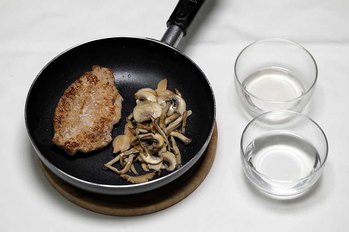 4. 고기를 한쪽으로 밀어두고 버섯들을 넣어 볶다가 화이트와인과 물을 넣고 끓인다. 반쯤 졸아지면 고기를 꺼낸다.