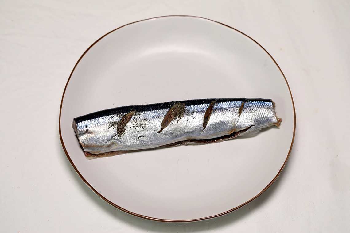 2. 손질한 꽁치에 후춧가루와 청주를 뿌려 밑간해 둔다.