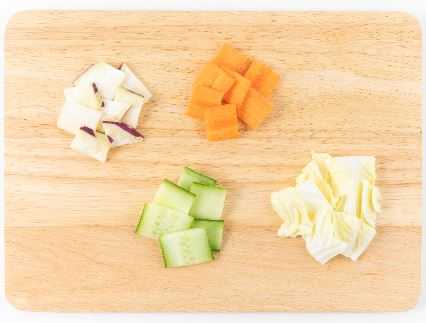 1. 배추, 콜라비, 오이, 당근을 나박모양으로 썬다.
