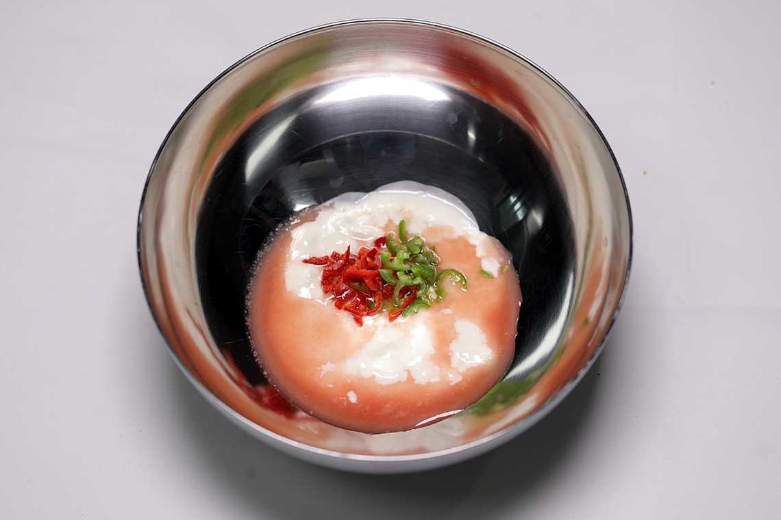 5. 반죽에 채소를 넣어 섞은 후 기름 두른 팬에 장떡을 두껍지 않게 부친다.