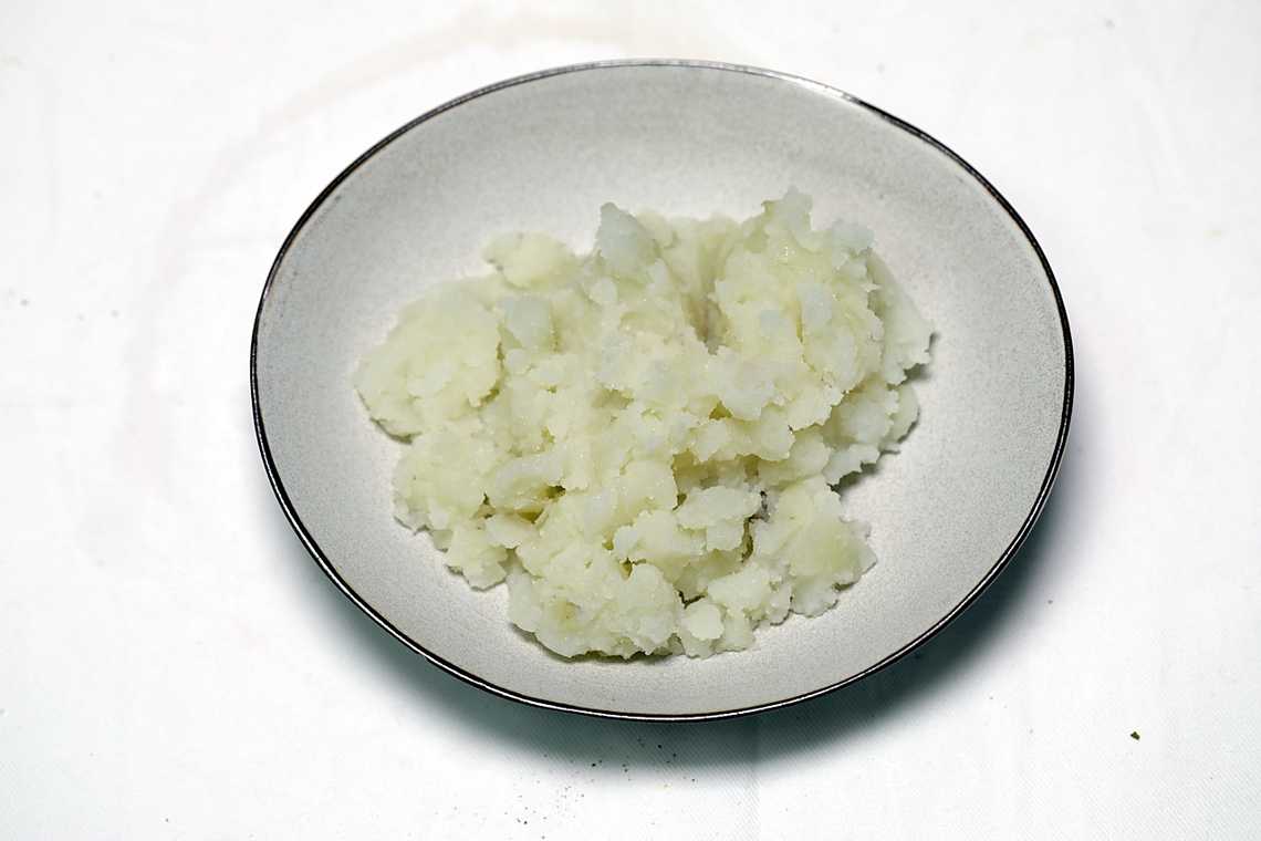 2. 감자는 껍질을 벗겨 찜통에 찐 후 으깬다.