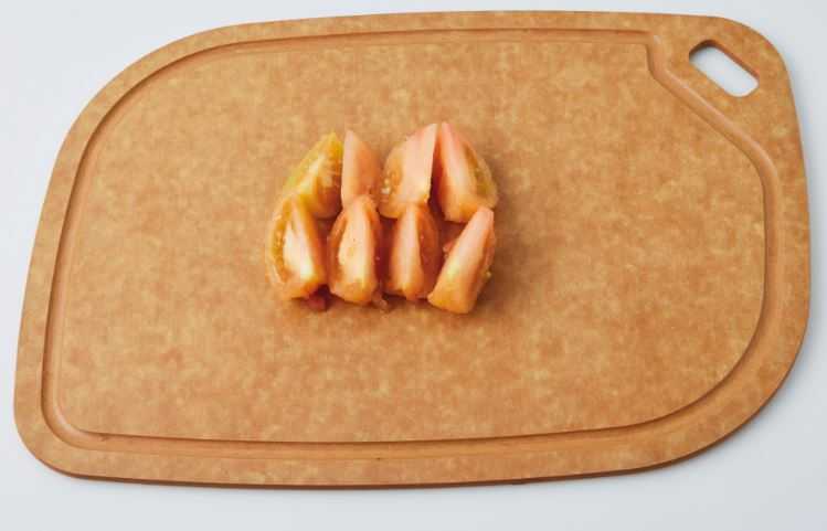 3. 끓는 물에 토마토를 넣어 20초간 데쳐 건진 뒤 껍질을 벗겨 8등분한다.