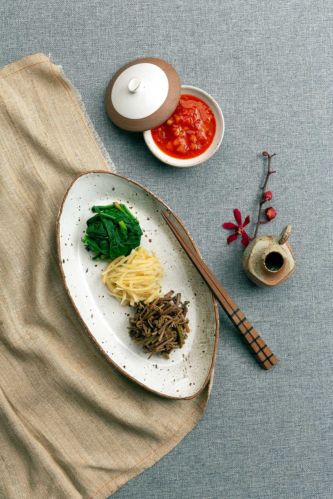 완성된 “삼색나물, 토마토양념장”
