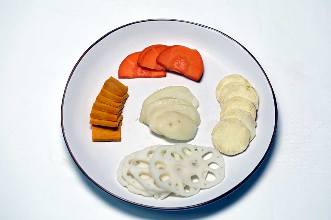 2. 연근, 고구마, 감자, 단호박, 당근은 0.2cm 두께로 썬다.