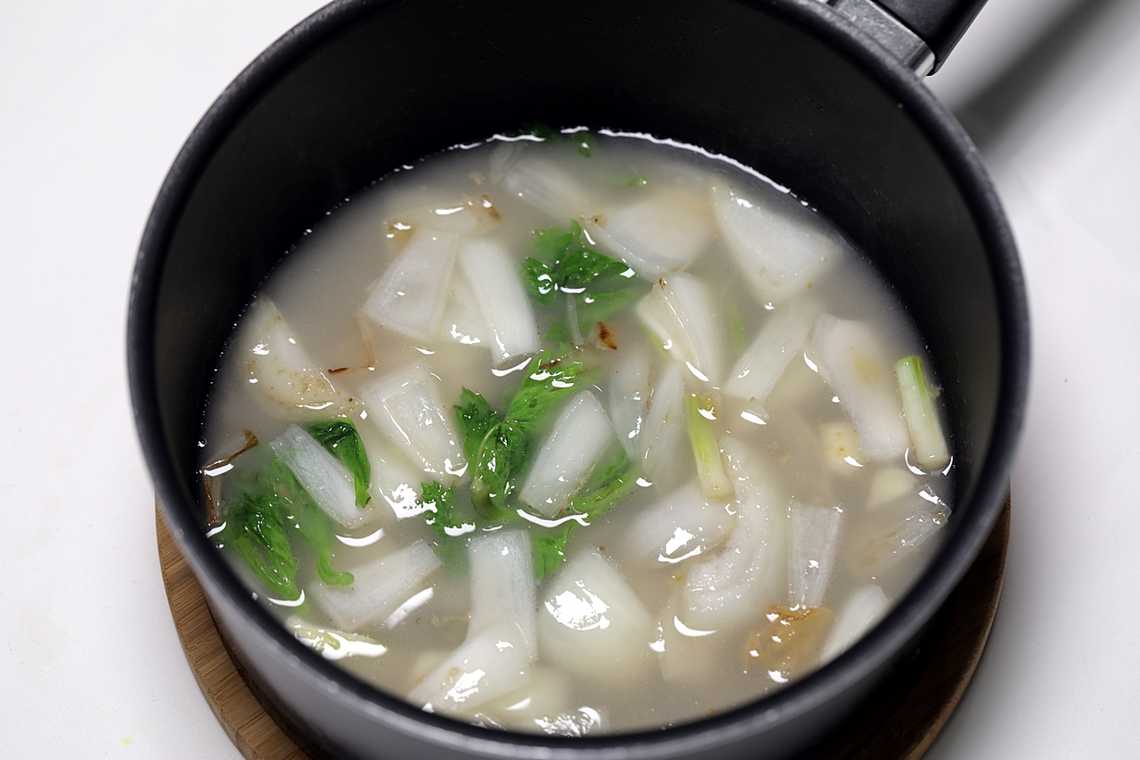 2. 양파와 셀러리가 부드러워지면 닭육수를 넣는다.