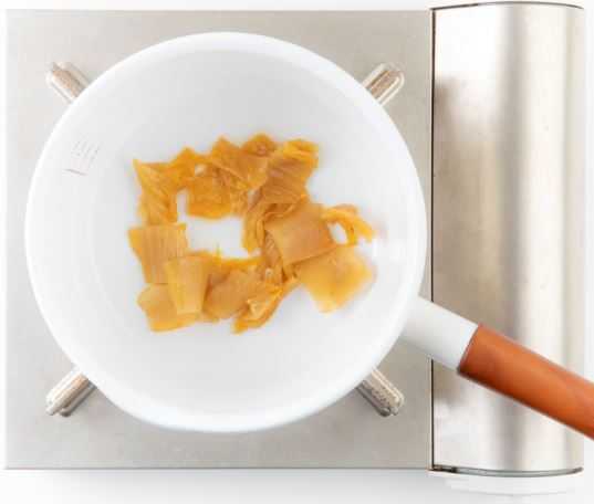 3. 묵은지는 물에 헹구어 짠맛을 빼주고 기름에 살짝 볶는다.