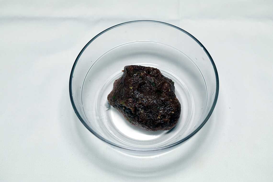 2. 다진 소고기에 떡갈비 양념을 넣고 골고루 치대 양념한다.