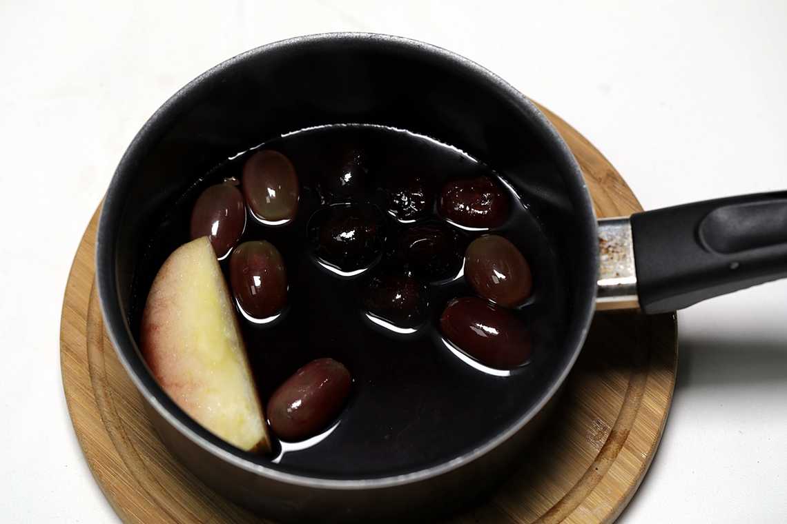 5. 천도복숭아가 부드러워지고 포도주스에 농도가 생기면 불을 끈다.