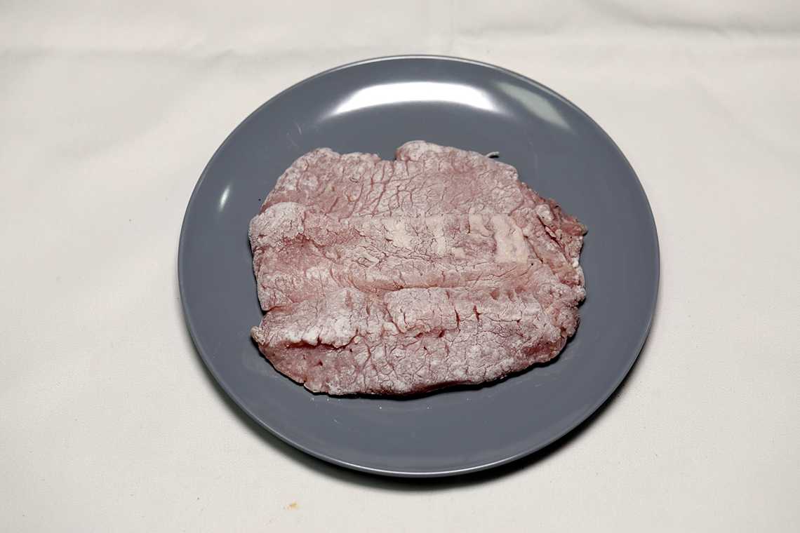 2. 썰어놓은 돼지고기는 후춧가루와 밀가루로 밑간한다.