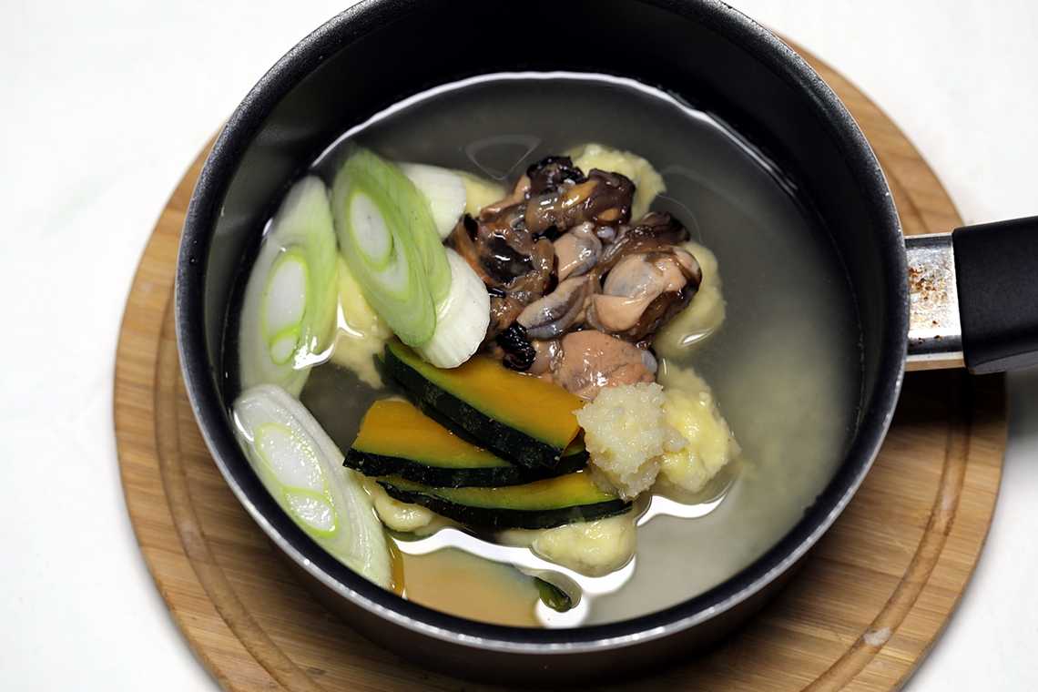 5. 멸치다시마국물이 끓으면 옹심이를 넣고 익어서 떠오르면 홍합, 호박, 다진 파, 다진 마늘, 다시마를 넣고 국간장으로 간을 한다.