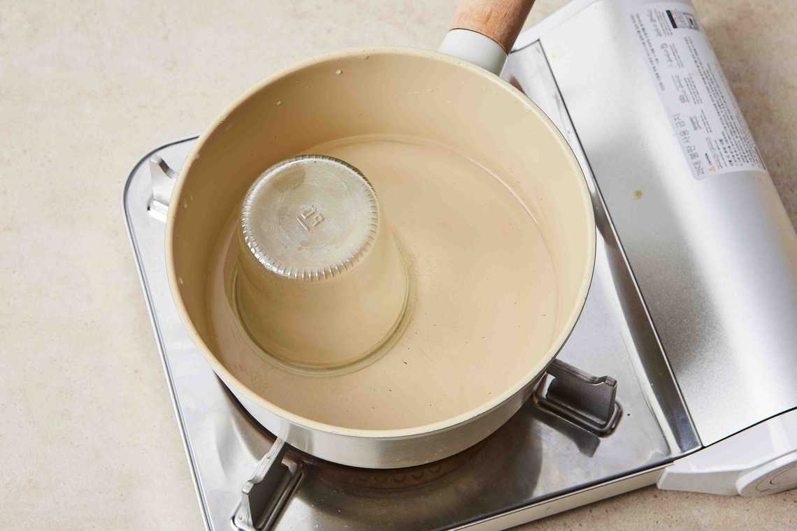 3. 다른 냄비에 물을 끓여, 피클을 담을 용기를 넣어 소독한다.