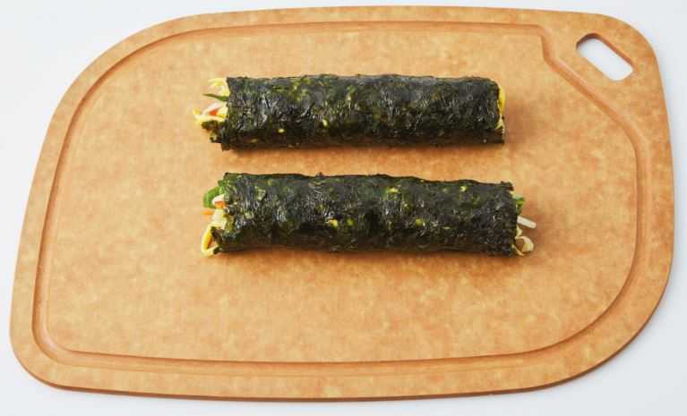 5. 구운 김에 불린 라이스페이퍼 → 달걀지단 → 깻잎 → 볶은 채 썬 채소 순으로 넣어 돌돌 말아 한입 크기로 썬다.