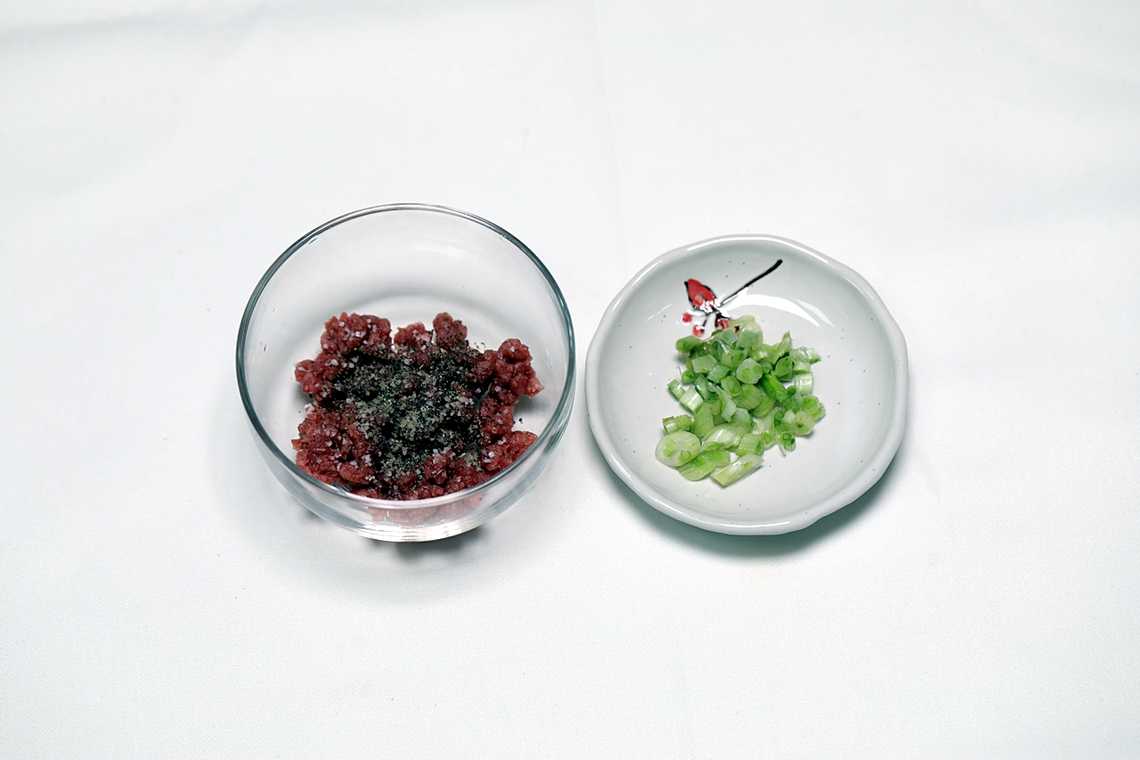1. 소고기는 소금, 후추로 밑간을 하고 실파는 송송 썬다.