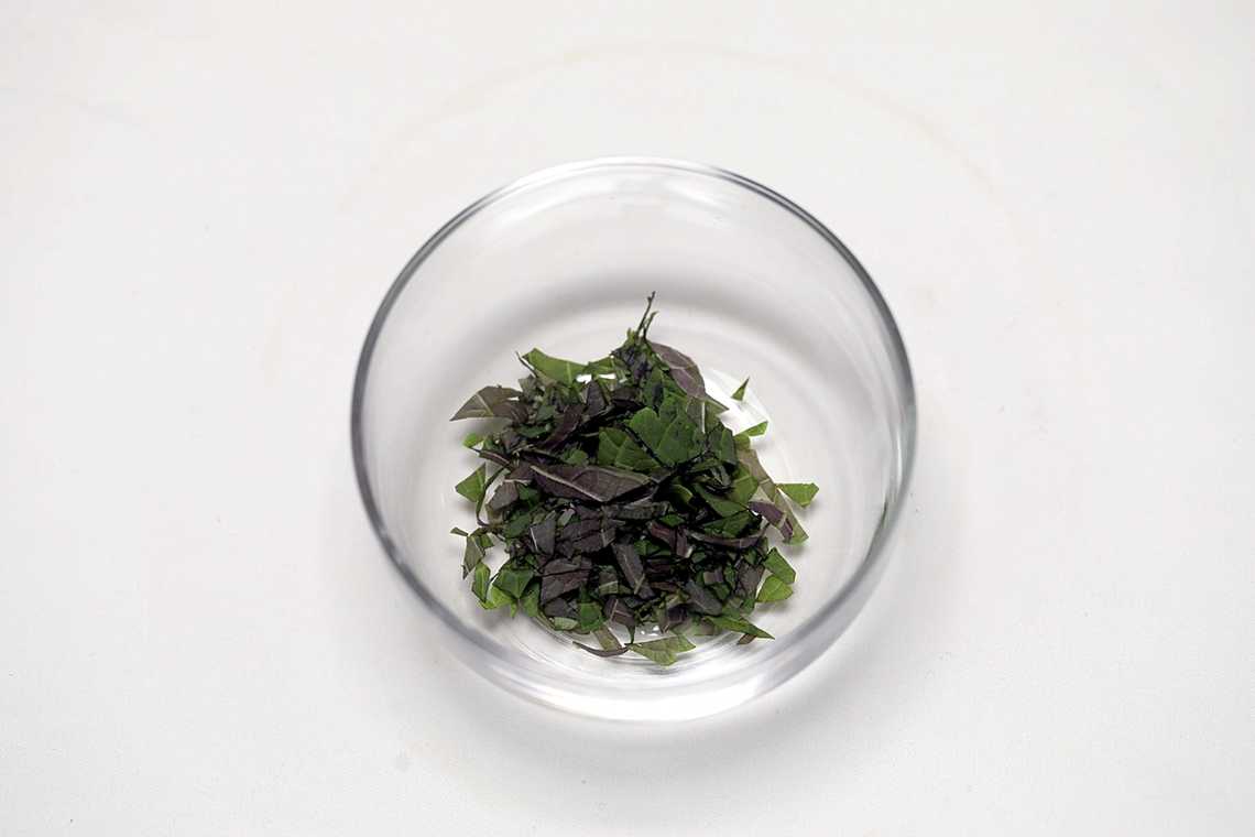 2. 깻잎은 송송 썰어 굵게 다진다.