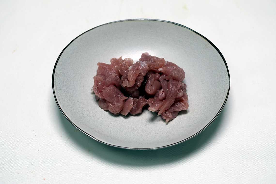 1. 돼지고기는 손질한 뒤 완두콩 크기로 썬다.
