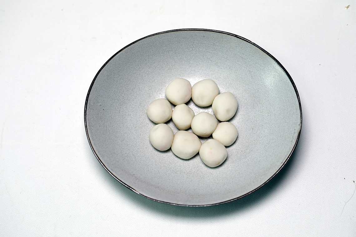 2. 찹쌀 반죽을 동그랗게 빚는다.