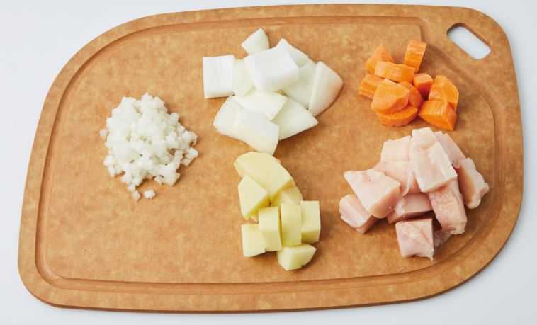 1. 양파(30g)는 다지고, 나머지 양파와 감자, 당근, 닭가슴살은 한입 크기로 썬다.