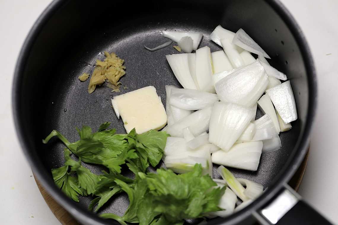 1. 냄비에 버터를 녹인 후 마늘, 양파, 셀러리, 생강을 넣고 볶는다.